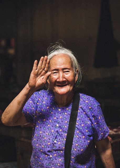 Femme agée qui rigole