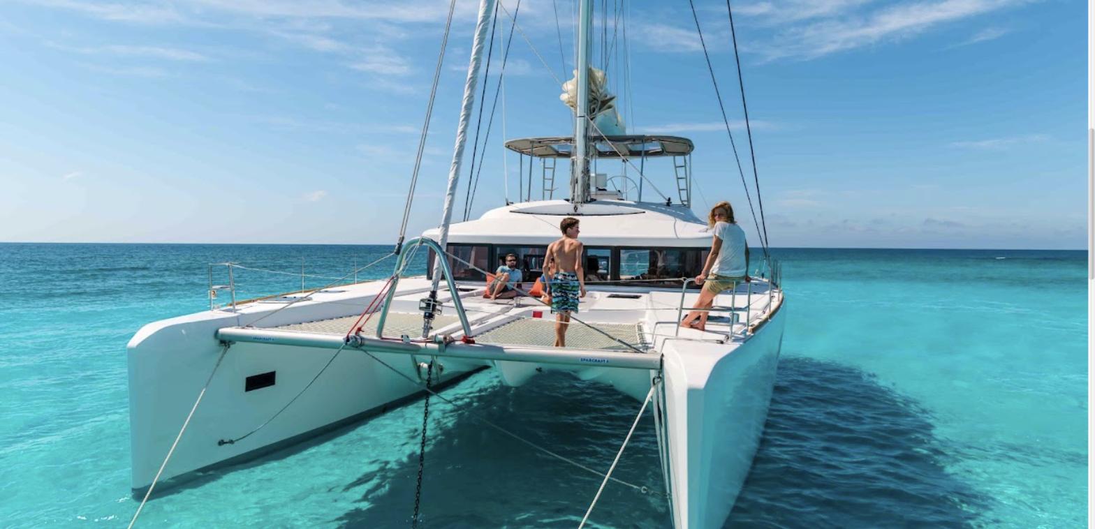 Voile en catamaran dans les Cyclades, séjour sportif proposé par Naïa Journey, agence de voyage éthique