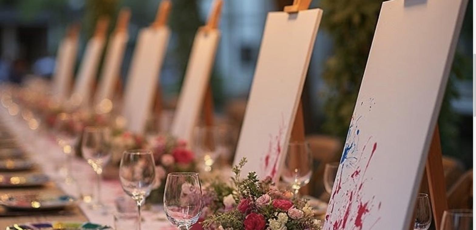Dîner et atelier peinture lors du week-end à thème dans le Lot avec Naïa Journey, agence de voyage éthique