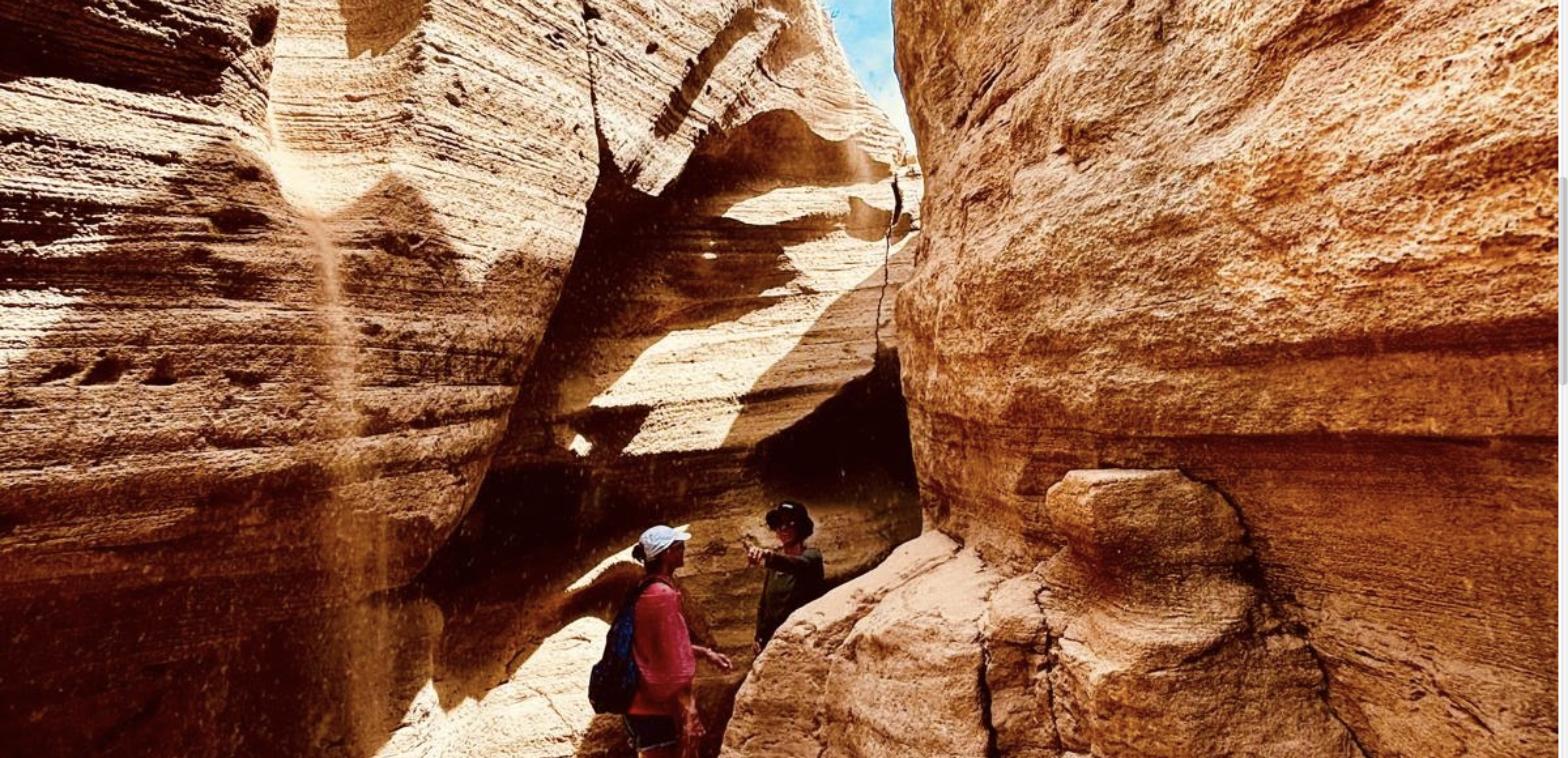 Randonnée dans les canyons d'Imsouane au Maroc, séjour surf Naïa Journey, agence de voyage éthique