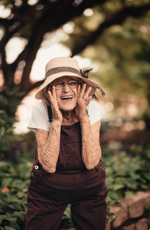 Personne âgée heureuse et en bonne santé